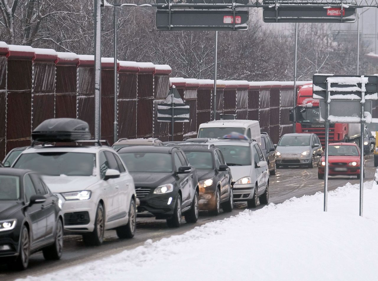 Zablokowana A4. Korki po wypadkach pod Bolesławcem i Krakowem