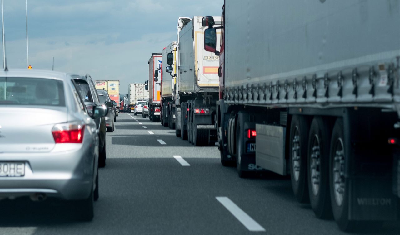 A4. Zderzenie najpierw 5, a potem 4 aut. Poważne utrudnienia