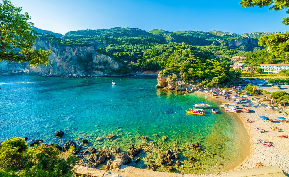 Piaszczysta plaża Agios Georgios leży w przepięknej zatoce