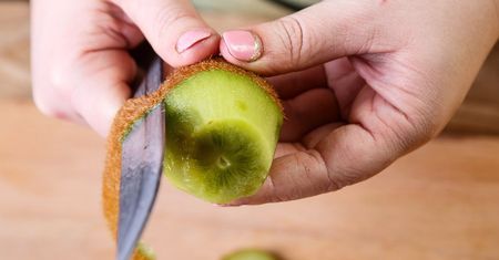 Kiedy obierałam kiwi przy mojej cioci, doszło między nami do sporu. Mówi, że to marnotrawstwo