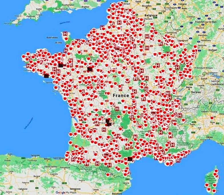 Czerwone punkty na mapie oznaczają protesty i blokady dróg we Francji