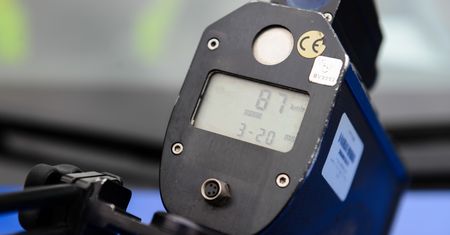 Policjanci z Oławy wyjechali na patrol miernikiem bez legalizacji. Nim przyjmiesz mandat, lepiej ją sprawdź