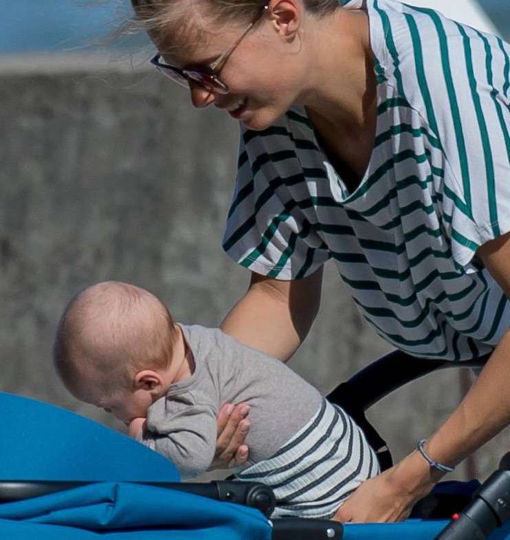 Julia Pietrucha z córką nad morzem