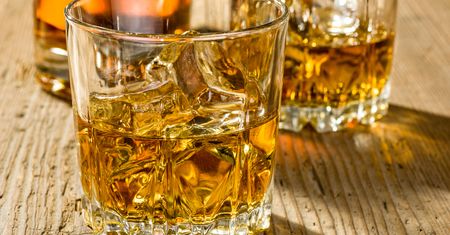 Prezenty dla konesera whisky. Zestawy karafek i szklanek do 300 zł