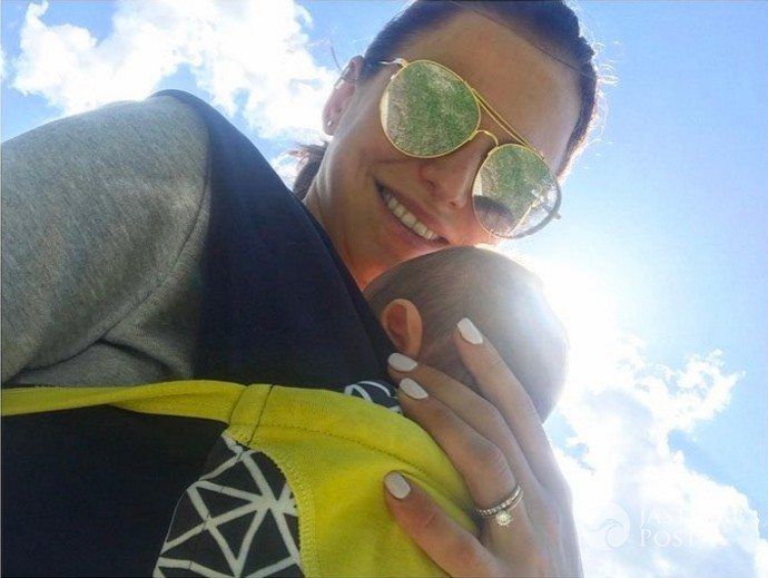 Anna Lewandowska pozuje z małą Klarą