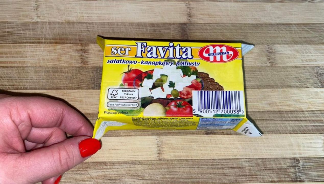 Jak wyjąć ser feta z pudełka? fot. Genialne.pl