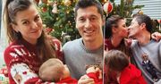 Lewandowscy w bajkowej świątecznej sesji. Namiętny pocałunek przy choince i słodkie córeczki w rolach głównych