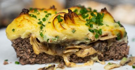 Mięsny tort z pieczarkami i koroną z puree ziemniaczanego