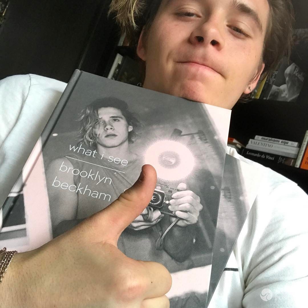 Brooklyn Beckham z książką
