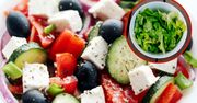 Jak zrobić prawdziwą sałatkę grecką? Polacy cały czas popełniają kardynalny błąd! Każdy Grek, by się złapał za głowę