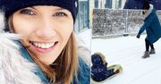 Agnieszka Kaczorowska na spacerze z rodziną. Zaniepokojona internautka: "W ciąży ciągniesz sanki?"