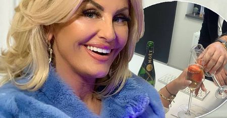 Królowa życia pije szampana za 200 złotych w towarzystwie przystojnego bruneta. "O mamo!"
