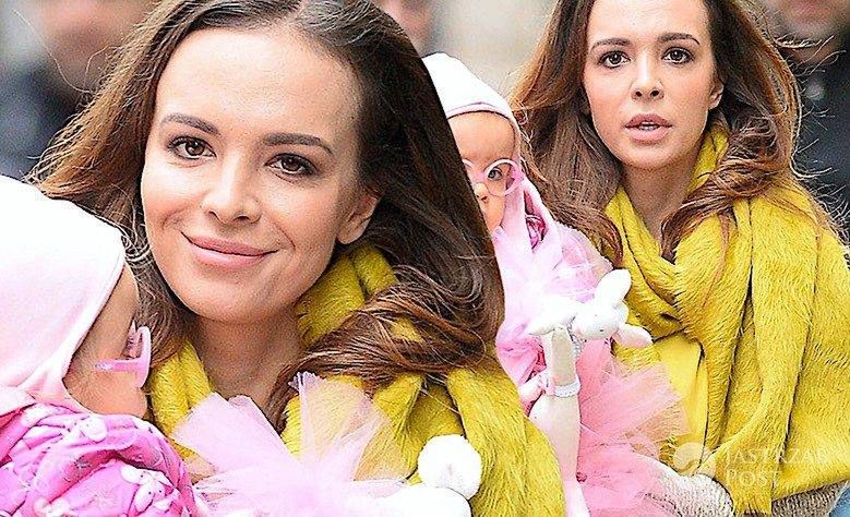 Anna Wendzikowska w żółtym trawiastym szalu z córeczką w stroju Barbie śmiga do studia TVN! Kornelia to prawdziwa księżniczka!