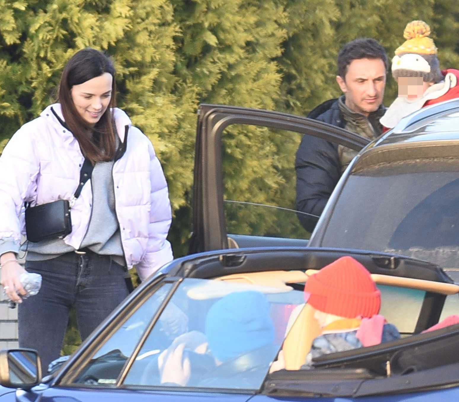 Paulina Krupińska i Sebastian Karpiel-Bułecka odbierają dzieci ze szkoły