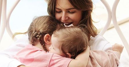 Anna Lewandowska z córkami. Magiczny moment uchwycony na jednej fotografii. Dziewczyny są rozkoszne, a Klara ma już bardzo długie włosy