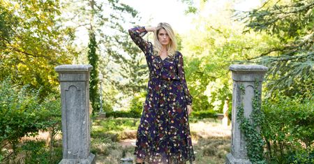 Stylizacje boho. Jakie są najważniejsze wyznaczniki charakterystycznej estetyki hippie?