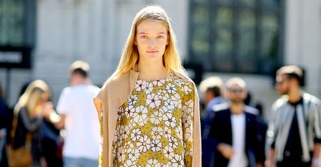 Kwieciste ubrania na wiosnę. Które wybrać, aby uniknąć banalnej stylizacji?