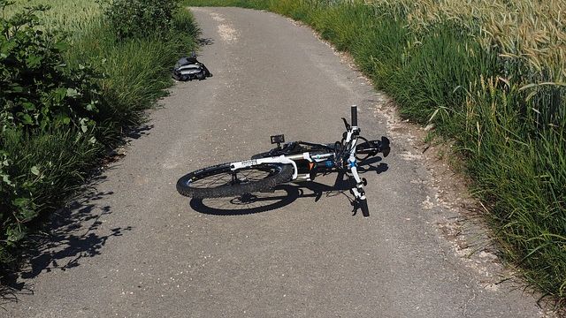 Kierowca potrącił kobietę na rowerze.