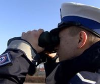 Policja wypatruje kierowców przez lornetki i wystawia wysokie mandaty za używanie telefonów