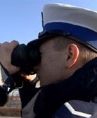 Policja wypatruje kierowców przez lornetki i wystawia wysokie mandaty za używanie telefonów