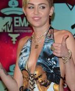 Miley Cyrus wspina się na wyżyny kiczu