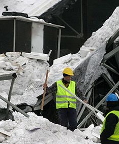 Trwa rozbiórka hali - ciężki sprzęt na gruzowisku