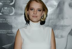 Joanna Kulig w bezpłciowej sukience