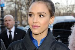 Jessica Alba w kobaltowej kreacji