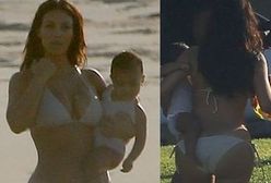 Kim Kardashian w bikini i z córką na rękach