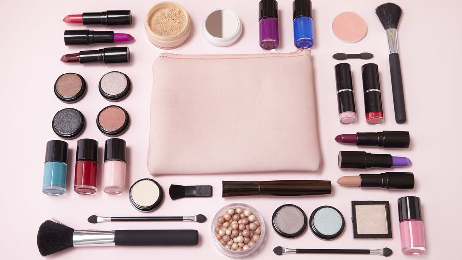 Zawartość kosmetyczki pozwoli ci szybko poprawić makijaż