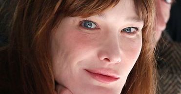 Zmęczona i blada Carla Bruni na Paris Fashion Week!