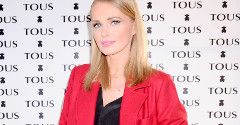 Agnieszka Cegielska w czerwonym płaszczu i szpilkach