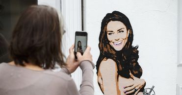 Naga księżna Kate na graffiti
