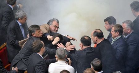 Zadyma w parlamencie