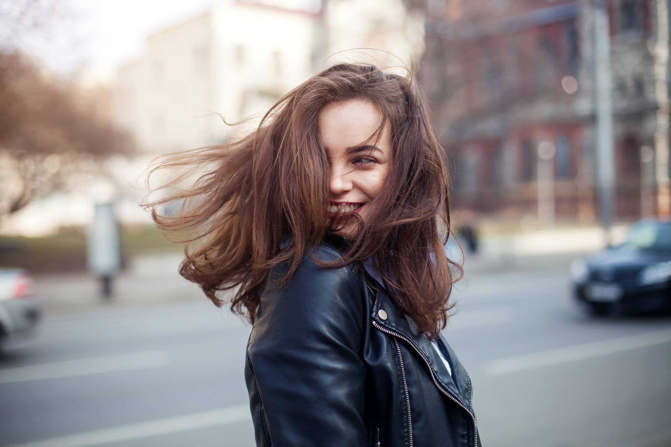 Brunetkom służą inne kolory niż blondynkom