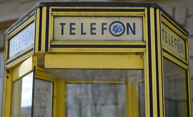 Dukla, 21.04.2016. Uliczny aparat telefoniczny w Dukli, 21 bm. (dd/dw) PAP/Darek Delmanowicz