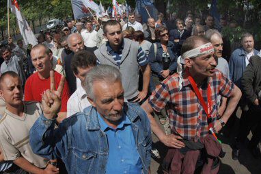 Protest "zbrojeniówki" przed kancelarią premiera