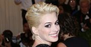 Anne Hathaway jako blond wamp