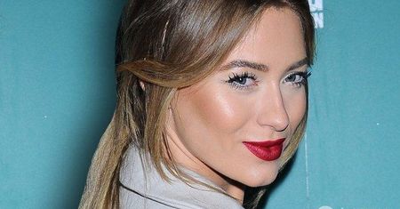 Marcelina Zawadzka na otwarciu butiku biżuteryjnego w kreacji z intrygującym detalem