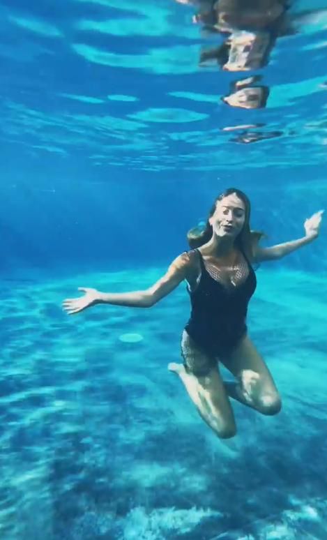 Marcelina Zawadzka pozuje na basenie. Skrin Instagram
