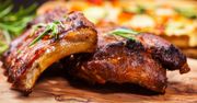 Pieczone żeberka w glazurze z czarnej porzeczki z surówką z czerwonej kapusty