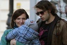 Jusis i Makowiecki na wiosennym spacerze z synkiem