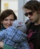 Jusis i Makowiecki na wiosennym spacerze z synkiem