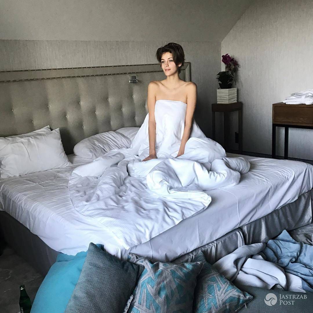 Renata Kaczoruk w łóżku