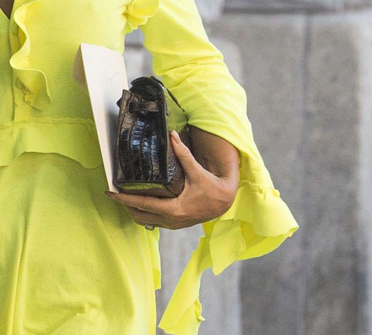 Joanna Przetakiewicz w żółtej sukience bez stanika