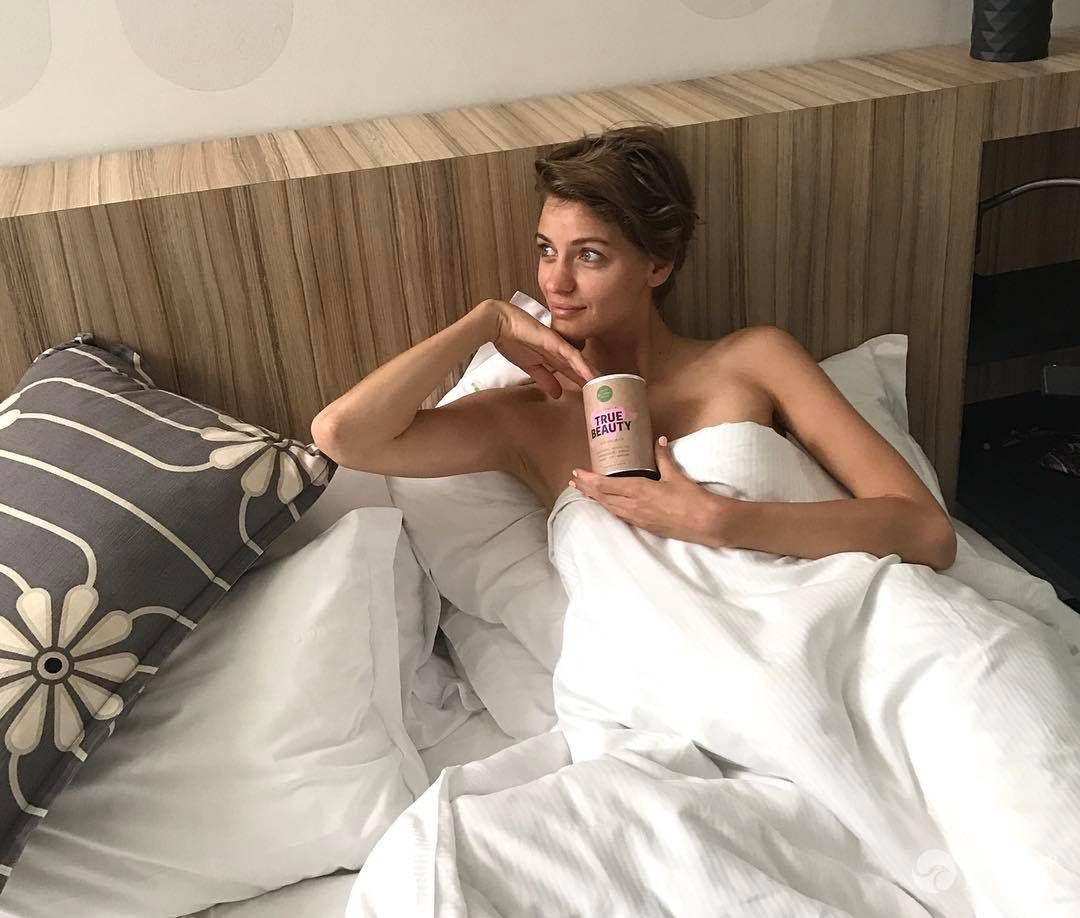 Renata Kaczoruk w łóżku