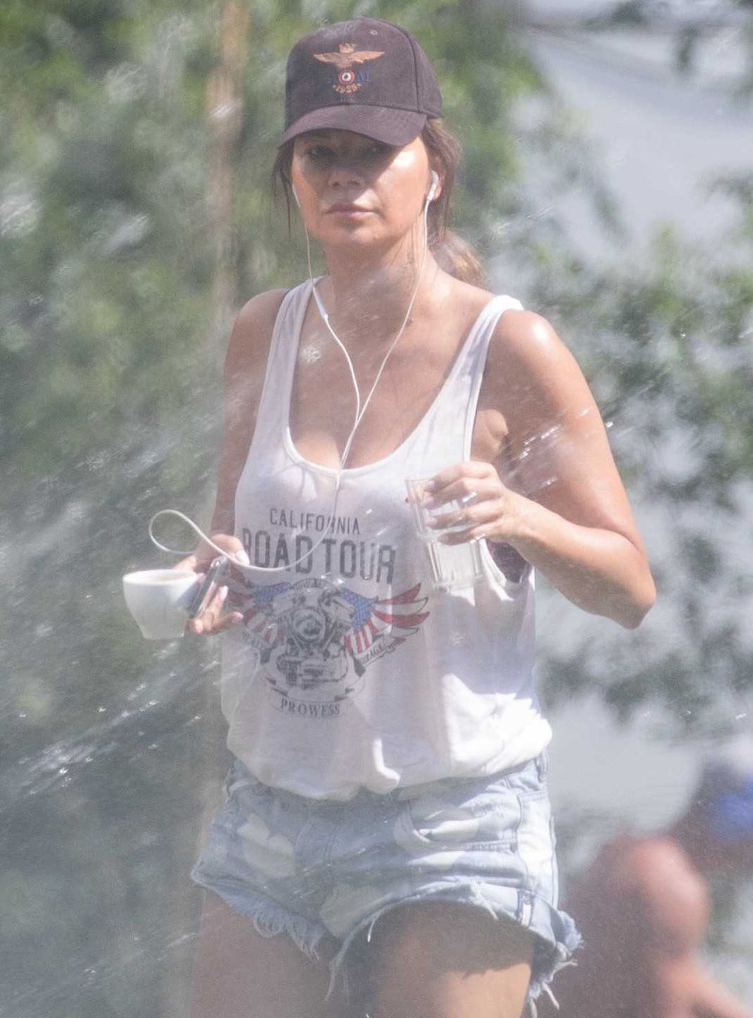 Edyta Górniak w szortach siedzi na trawie. Gwiazda przyłapana przez paparazzi