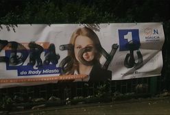 Ktoś niszczy plakaty wyborcze w Bydgoszczy. Namalował napis "zdrajcy" i symbol Polski Walczącej