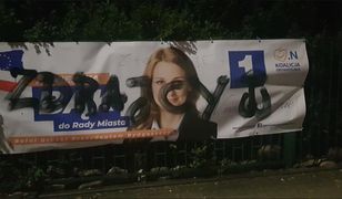 Ktoś niszczy plakaty wyborcze w Bydgoszczy. Namalował napis "zdrajcy" i symbol Polski Walczącej