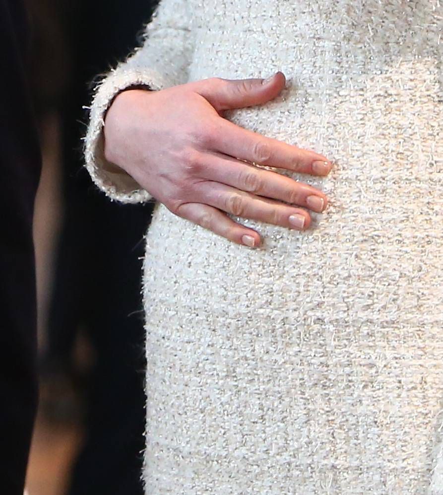 Księżna Kate w Szwecji pokazała ciążowy brzuszek w białej sukience Alexander McQueen
